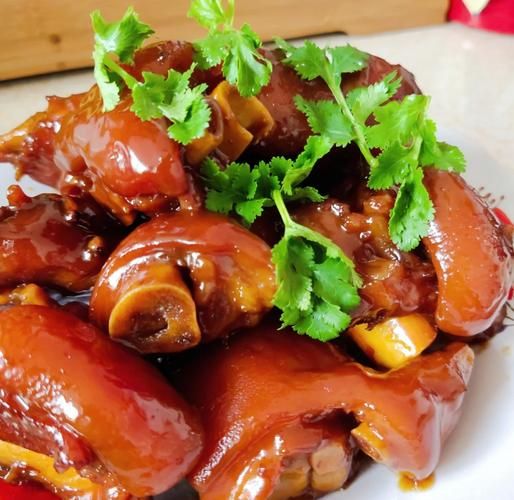 猪肘子怎么做好吃_红烧猪肘子最正宗的做法