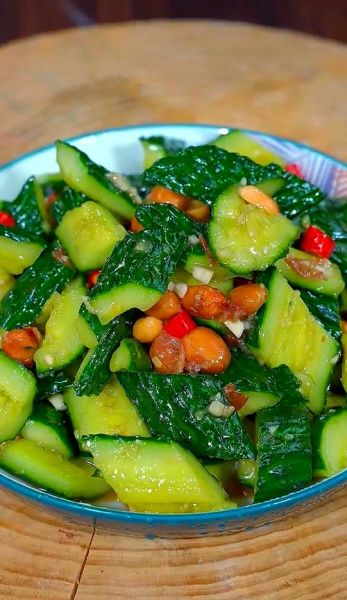 拍黄瓜怎么做才好吃_拍黄瓜要不要焯水