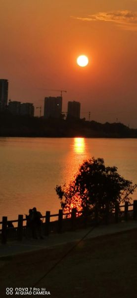 太阳快下山的时候适合拍照吗_太阳快下山的光线叫什么