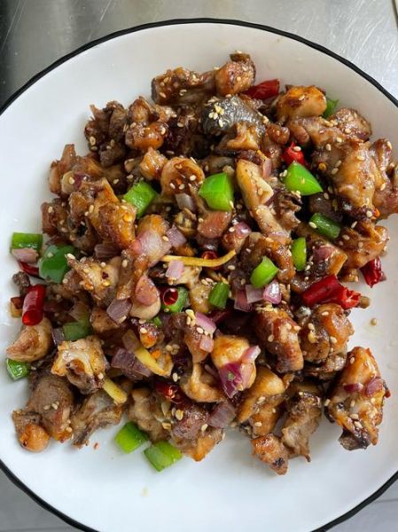 辣子鸡的家常做法_辣子鸡怎么做才够香辣