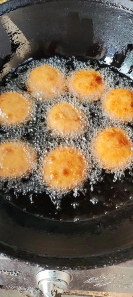 炸糖糕怎么做_炸糖糕为什么会爆糖