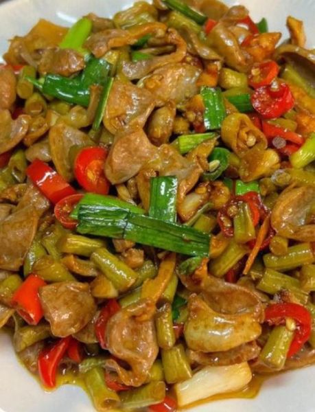 酸豆角炒鸡胗怎么做_鸡胗焯水几分钟才脆