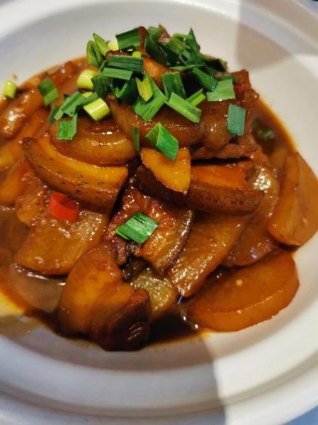 炖五花肉的家常做法_五花肉怎么炖才肥而不腻