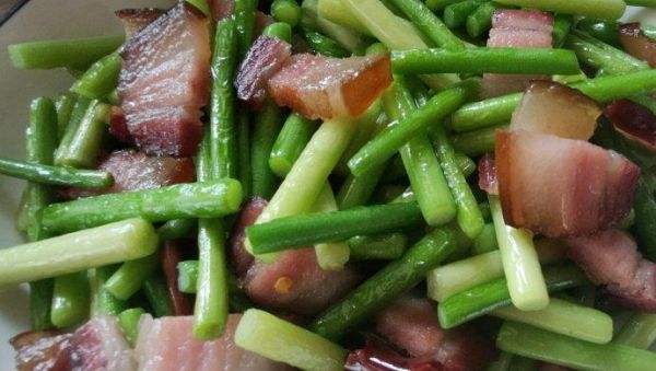 腊肉炒蒜苔怎么做_腊肉炒蒜苔需要焯水吗