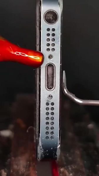 手机充电口怎么清理_充电口进灰怎么办