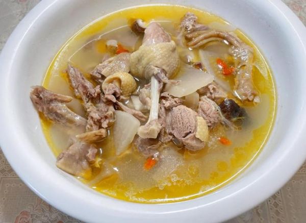 酸萝卜老鸭汤怎么做_老鸭汤需要焯水吗