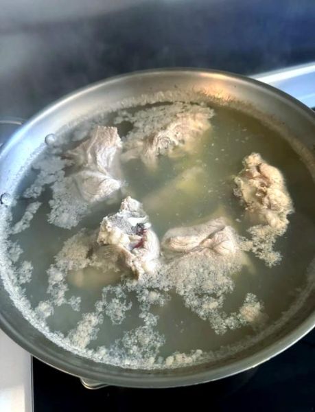 筒子骨怎么炖才白_筒子骨汤的家常做法