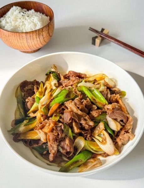 葱爆羊肉家常做法_怎么做才嫩不膻