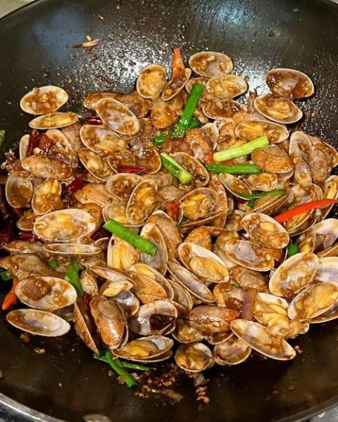 香辣花甲怎么做_花甲焯水还是直接炒