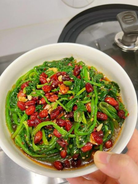 果仁菠菜怎么做_菠菜焯水几分钟才脆绿