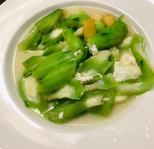 丝瓜鲫鱼汤怎么做_丝瓜鲫鱼汤的功效与禁忌