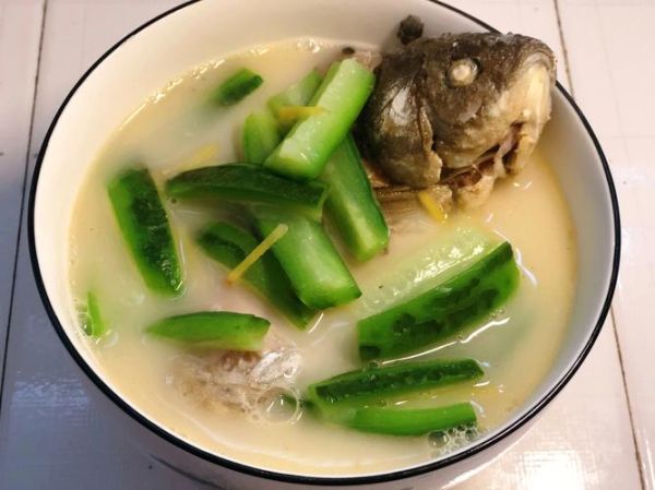 丝瓜鲫鱼汤怎么做_丝瓜鲫鱼汤的功效与禁忌