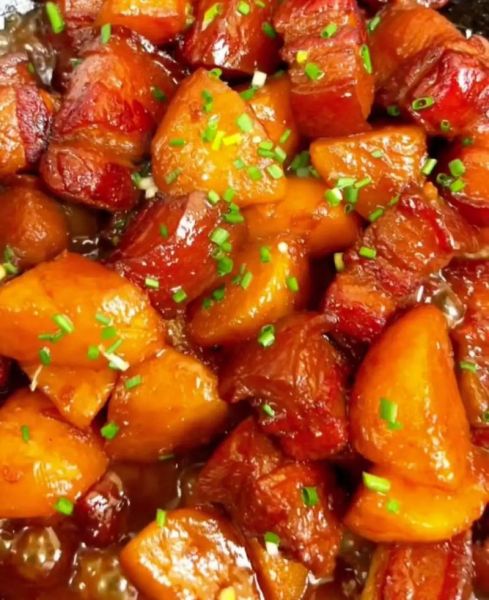 红烧肉炖土豆怎么做_红烧肉炖土豆的家常做法