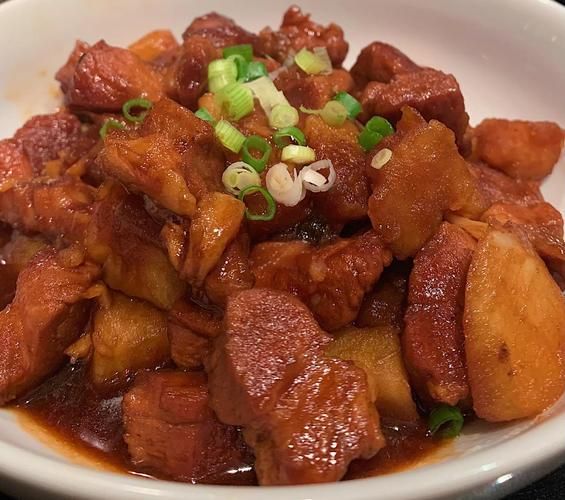 红烧肉炖土豆怎么做_红烧肉炖土豆的家常做法