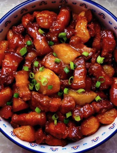 红烧肉炖土豆怎么做_红烧肉炖土豆的家常做法