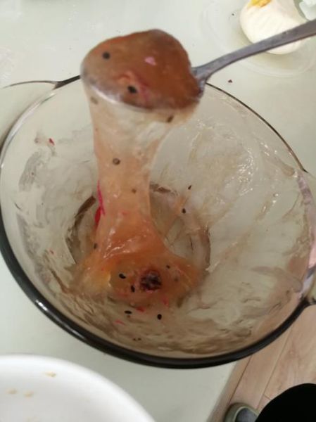 黏糊糊的东西怎么洗掉_黏哒哒的液体是什么成分