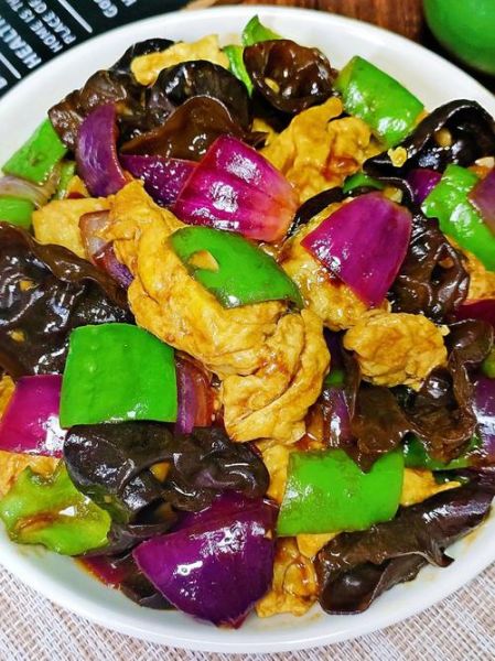 洋葱炒木耳怎么做_洋葱炒木耳的家常做法