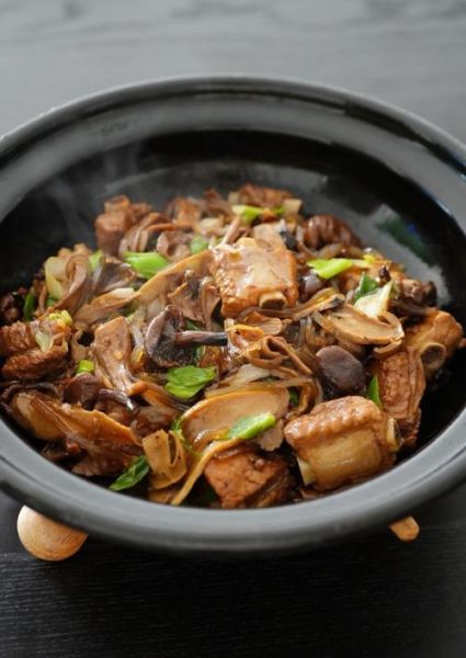 香菇炖排骨怎么做好吃_香菇炖排骨的家常做法