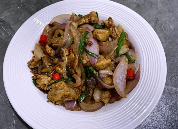 洋葱炒肉怎么炒好吃_洋葱炒鸡蛋的家常做法