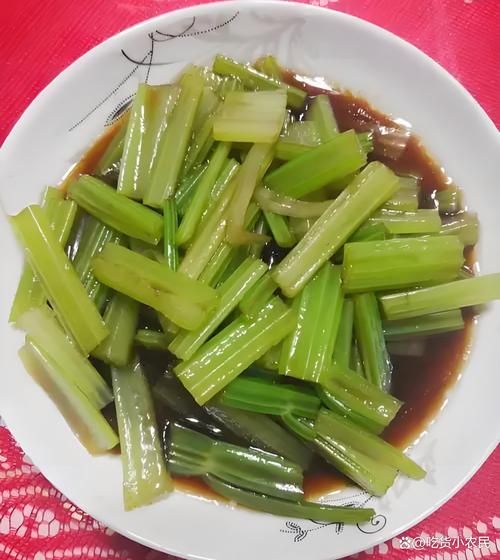 凉拌芹菜怎么做_芹菜焯水几分钟口感脆