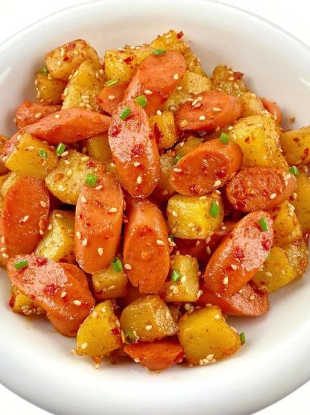 土豆炒火腿肠怎么做_火腿肠炒土豆先放哪个