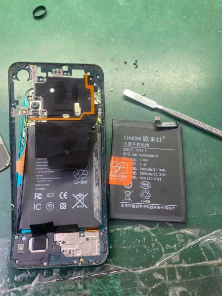 手机更换电池多少钱_自己换还是去店里