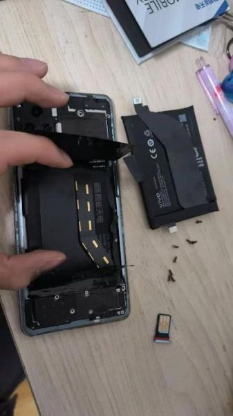 手机更换电池多少钱_自己换还是去店里