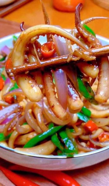 洋葱炒鱿鱼怎么做_洋葱炒鱿鱼的家常做法