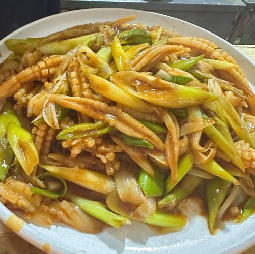 洋葱炒鱿鱼怎么做_洋葱炒鱿鱼的家常做法
