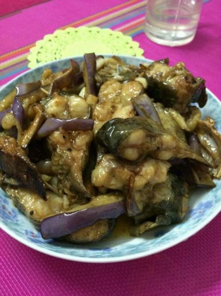 鲶鱼炖茄子怎么做_鲶鱼炖茄子家常做法