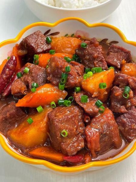 牛腩炖胡萝卜怎么做好吃_牛腩炖胡萝卜需要焯水吗