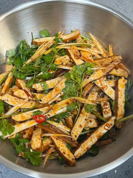 凉拌豆干怎么做_凉拌豆干需要焯水吗