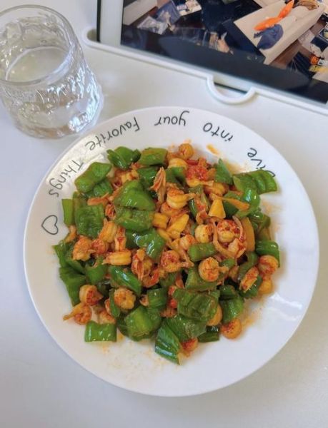 青椒炒大虾怎么炒好吃_家常做法步骤