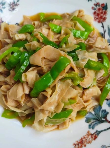 家常炒豆腐皮怎么做好吃_豆腐皮炒什么配菜最香