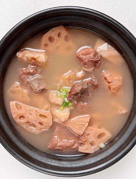 排骨藕汤怎么做才白_排骨藕汤要不要焯水