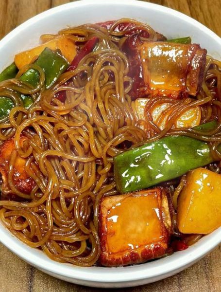 土豆炖粉条怎么做_家常土豆炖粉条的做法