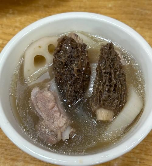 羊肚菌排骨汤的做法_羊肚菌炖排骨要焯水吗