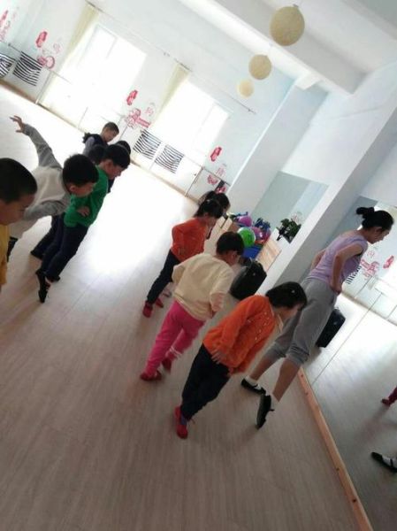 摆手表示什么意思_摆手动作有哪些常见场景