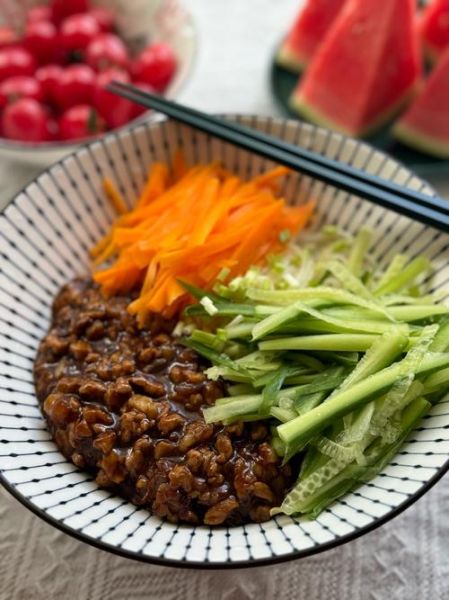 炸酱面怎么做好吃_家常炸酱面做法步骤