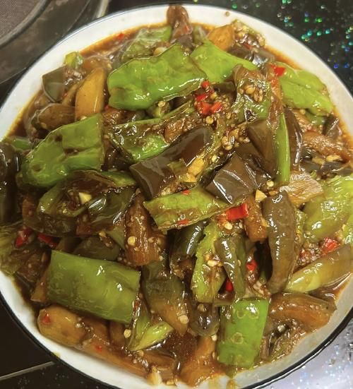 茄子丝炒辣椒丝怎么做_茄子丝炒辣椒丝的家常做法