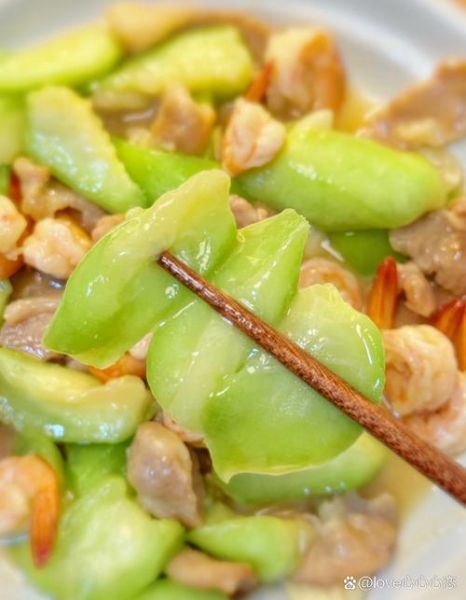 丝瓜炒肉片怎么做_丝瓜炒肉片需要焯水吗