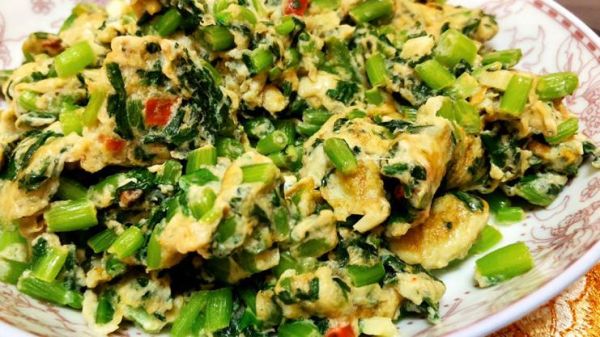 茼蒿炒鸡蛋怎么做_茼蒿要不要焯水