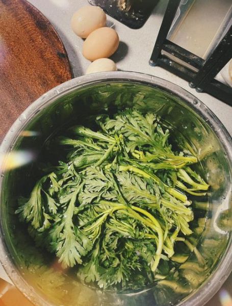 茼蒿炒鸡蛋怎么做_茼蒿要不要焯水