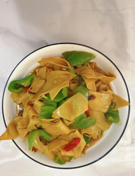 青椒炒豆皮怎么做_青椒炒豆皮的家常做法