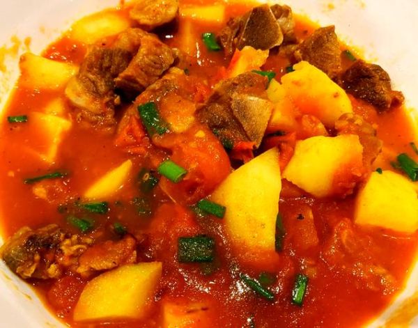 西红柿炖牛腩怎么做_西红柿炖牛腩需要焯水吗