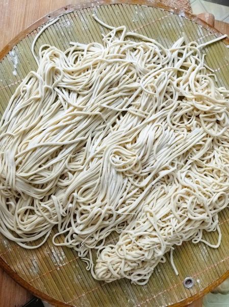 手工面条怎么做_手工面条和机器面的区别