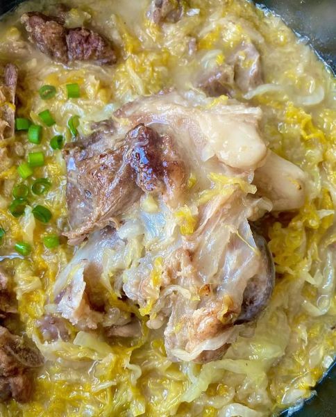 大骨棒炖酸菜怎么做_东北酸菜炖大骨棒做法