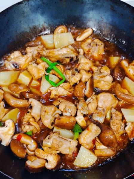 香菇炖鸡怎么做好吃_香菇炖鸡的家常做法