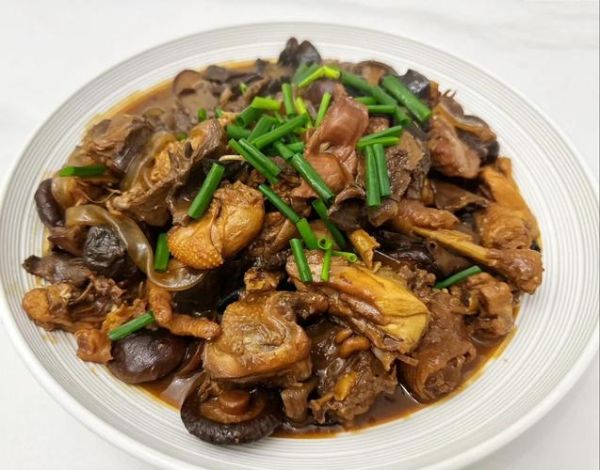 鸡肉炖蘑菇怎么做_鸡肉炖蘑菇需要焯水吗