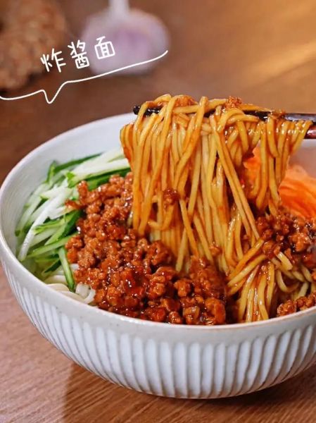 家常炸酱面怎么做_炸酱面酱汁怎么调